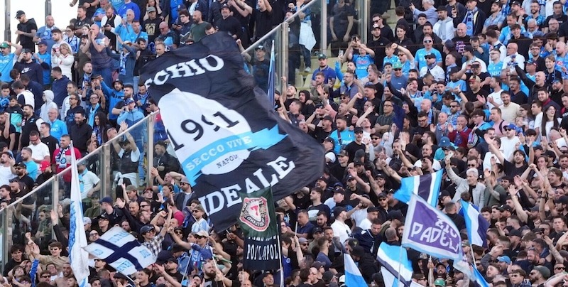 Napoli sogna lo scudetto: ci saranno tre maxischermi in città per la partita contro il Cagliari 3 Napoli sogna lo scudetto: ci saranno tre maxischermi in città per la partita contro il Cagliari