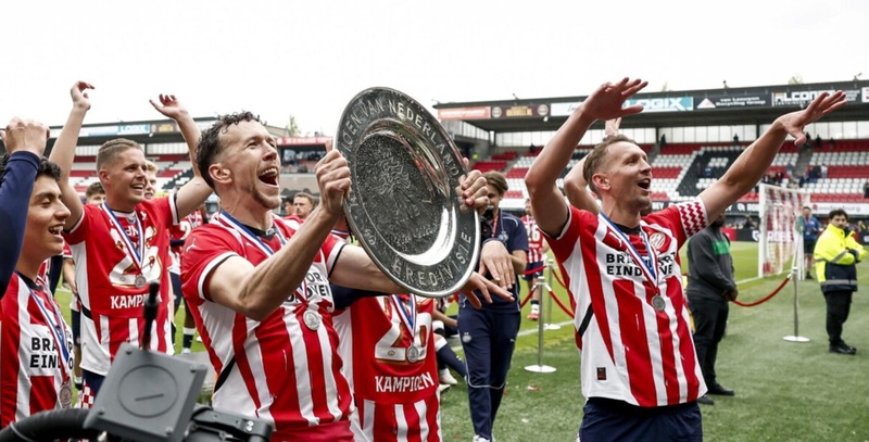 Figuraccia Farioli, è il 5 maggio dell'Ajax: buttato un campionato, trionfa il Psv di Perisic 2 Figuraccia Farioli, è il 5 maggio dell'Ajax: buttato un campionato, trionfa il Psv di Perisic