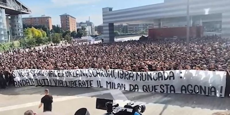 "Liberate il Milan": contestazione furiosa, migliaia di tifosi sotto la sede. Cori pro Maldini 1 "Liberate il Milan": contestazione furiosa, migliaia di tifosi sotto la sede. Cori pro Maldini
