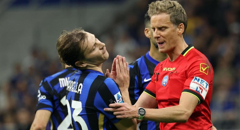 Barella e la frase urlata a Chiffi dopo il rigore concesso a Pedro. La secca replica dell'arbitro 2 Barella e la frase urlata a Chiffi dopo il rigore concesso a Pedro. La secca replica dell'arbitro