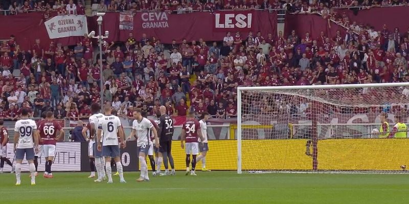 Torino-Inter sospesa, attimi di paura: tifosi caduti dagli spalti 1 Torino-Inter sospesa, attimi di paura: tifosi caduti dagli spalti