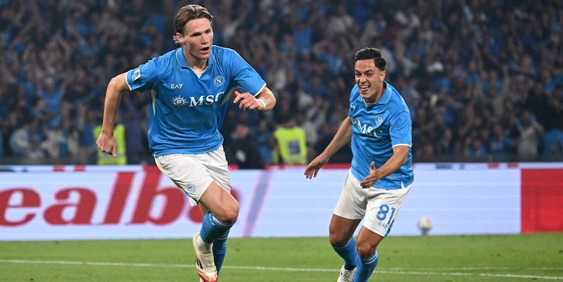 Telecronista inglese impazzisce al fischio finale di Napoli-Cagliari: la frase in dialetto scatena il web 4 Telecronista inglese impazzisce al fischio finale di Napoli-Cagliari: la frase in dialetto scatena il web
