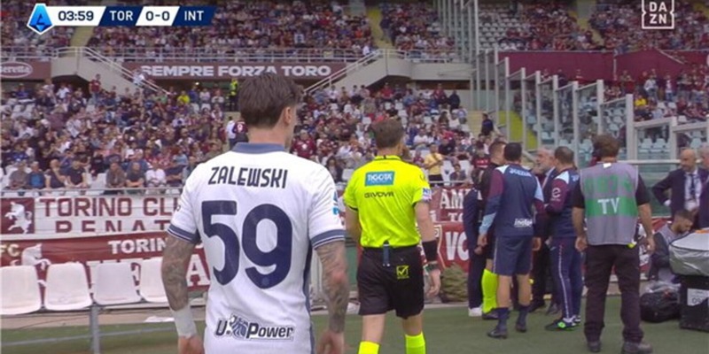 Torino-Inter si ferma: due ultras cadono in curva Maratona travolgendo tre tifosi: le condizioni dei feriti 2 Torino-Inter si ferma: due ultras cadono in curva Maratona travolgendo tre tifosi: le condizioni dei feriti