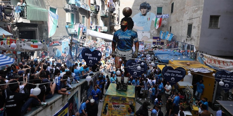 "Ho visto Maradona": una statua di oltre 6 metri per il Pibe de Oro 3 "Ho visto Maradona": una statua di oltre 6 metri per il Pibe de Oro