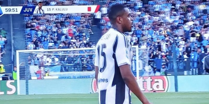 Kalulu espulso, follia in Lazio-Juve: colpo in testa a Castellanos 1 Kalulu espulso, follia in Lazio-Juve: colpo in testa a Castellanos