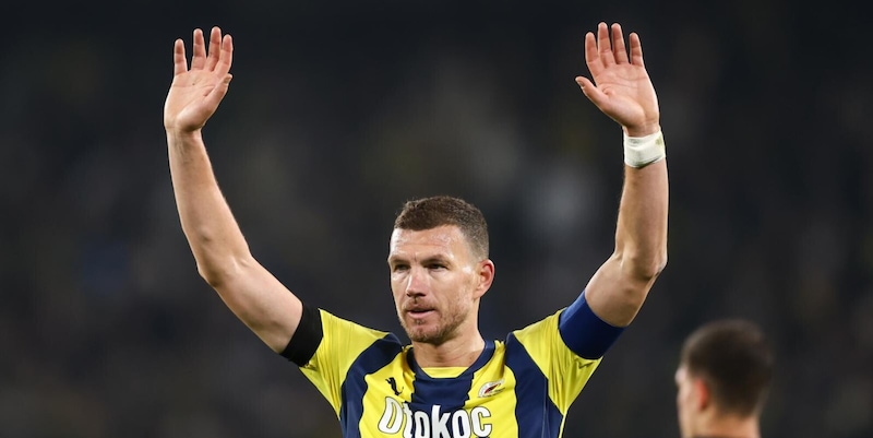 Dzeko saluta il Fenerbahce di Mourinho: il messaggio è da brividi 2 Dzeko saluta il Fenerbahce di Mourinho: il messaggio è da brividi