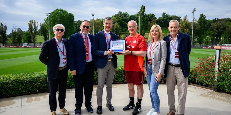 Roma, Ranieri riceve il premio Giuseppe Colalucci: "Momento giusto, sono alla fine della carriera" 4 Roma, Ranieri riceve il premio Giuseppe Colalucci: "Momento giusto, sono alla fine della carriera"