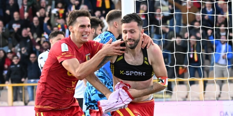 Catanzaro in semifinale: il Cesena sbaglia un rigore, Iemmello letale 1 Catanzaro in semifinale: il Cesena sbaglia un rigore, Iemmello letale
