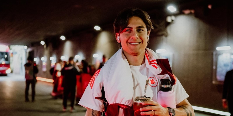 Dybala svela: "Tiago Pinto mi propose la maglia numero dieci di Totti. Il no all'Arabia? Per l'affetto di Roma" 2 Dybala svela: "Tiago Pinto mi propose la maglia numero dieci di Totti. Il no all'Arabia? Per l'affetto di Roma"