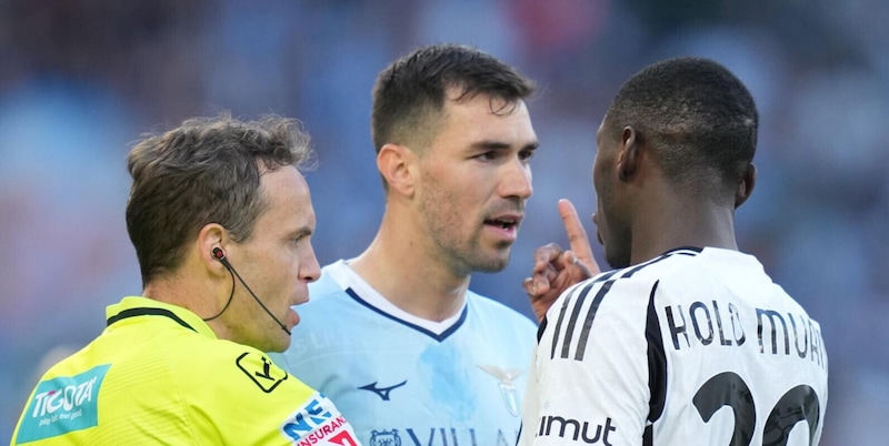 Caos, vaffa e polemiche in Lazio-Juve: cosa è successo negli ultimi minuti di bufera 2 Caos, vaffa e polemiche in Lazio-Juve: cosa è successo negli ultimi minuti di bufera