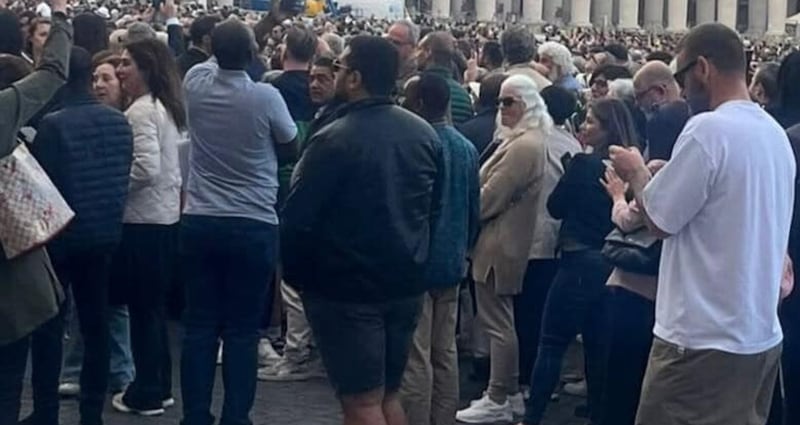 Conclave per il nuovo Papa: spunta anche De Rossi in piazza San Pietro 2 Conclave per il nuovo Papa: spunta anche De Rossi in piazza San Pietro