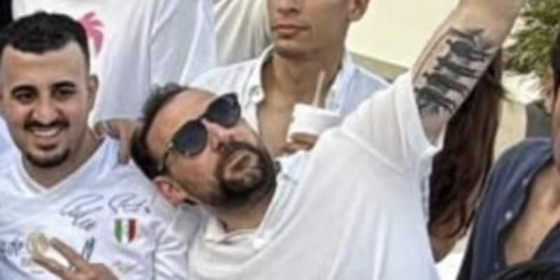 Manna, la Juve addosso… nella festa Napoli: vi dice niente quel tatuaggio? 1 Manna, la Juve addosso… nella festa Napoli: vi dice niente quel tatuaggio?
