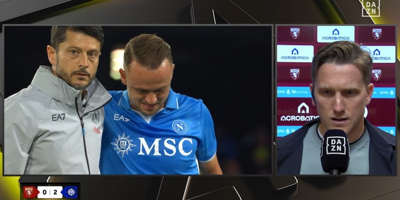 "Come sta?", la frase di Zielinski in diretta tv dopo l'infortunio di Lobotka con il Napoli 3 "Come sta?", la frase di Zielinski in diretta tv dopo l'infortunio di Lobotka con il Napoli