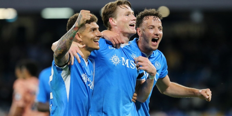 Napoli, altra notte di caos e passione sognando lo Scudetto 2 Napoli, altra notte di caos e passione sognando lo Scudetto