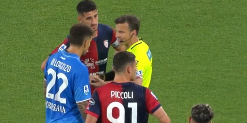 A Napoli, partita sospesa per quasi 5 minuti contro il Cagliari: svelato il motivo 2 A Napoli, partita sospesa per quasi 5 minuti contro il Cagliari: svelato il motivo