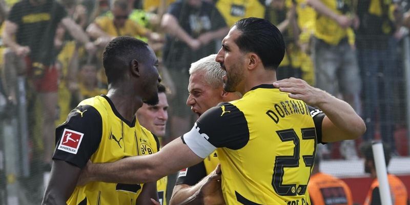 Bundesliga, l'Eintracht frena, il Dortmund torna in corsa per la Champions 1 Bundesliga, l'Eintracht frena, il Dortmund torna in corsa per la Champions