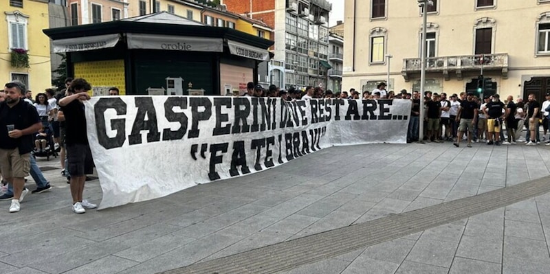 Gasperini verso la Roma, i tifosi dell'Atalanta scendono in piazza: striscione e cori 4 Gasperini verso la Roma, i tifosi dell'Atalanta scendono in piazza: striscione e cori