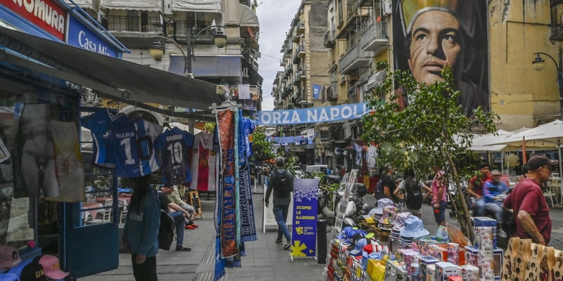 Napoli, febbre da scudetto: Conte porta la squadra in ritiro e in città si prepara la festa 2 Napoli, febbre da scudetto: Conte porta la squadra in ritiro e in città si prepara la festa