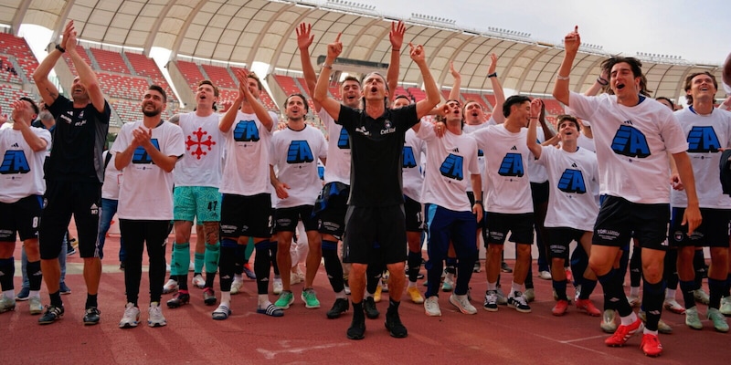 Il Pisa ritorna in Serie A, il patron Knaster promette: "È solo il primo passo"
2 Il Pisa ritorna in Serie A, il patron Knaster promette: "È solo il primo passo"
