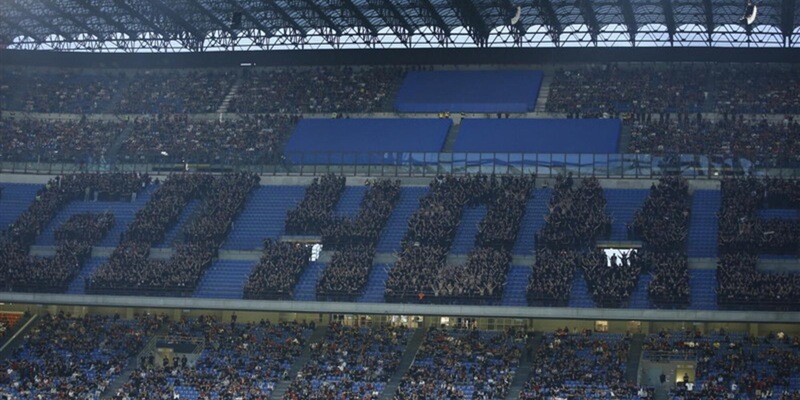 Clamorosa contestazione dei tifosi del Milan: formano una scritta gigante in curva contro la società 2 Clamorosa contestazione dei tifosi del Milan: formano una scritta gigante in curva contro la società