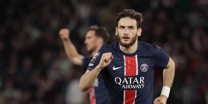 Kvaratskhelia accusa un forte mal di testa prima della finale con il Reims: la scelta di Luis Enrique 1 Kvaratskhelia accusa un forte mal di testa prima della finale con il Reims: la scelta di Luis Enrique
