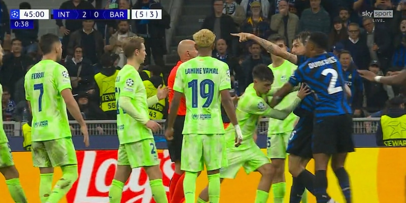 Bufera tra Acerbi e Inigo Martinez: cosa è successo in campo durante Inter-Barcellona 2 Bufera tra Acerbi e Inigo Martinez: cosa è successo in campo durante Inter-Barcellona