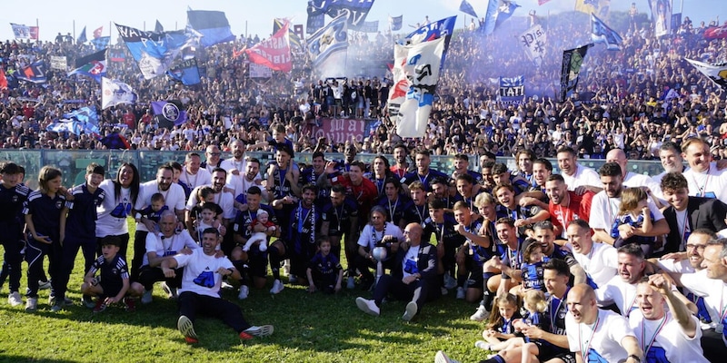 Da Bocelli ai Lungarni invasi dai tifosi: Pisa, una città in festa per il ritorno in Serie A 4 Da Bocelli ai Lungarni invasi dai tifosi: Pisa, una città in festa per il ritorno in Serie A