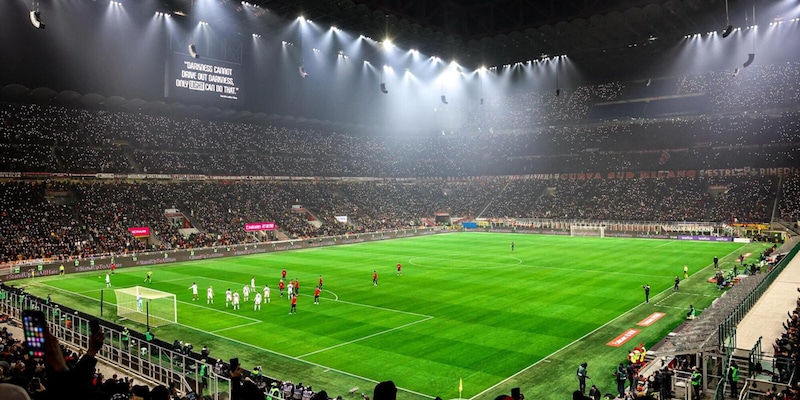 Serie A, dal '99 mai così in tanti allo stadio e vince il paradosso Milan 2 Serie A, dal '99 mai così in tanti allo stadio e vince il paradosso Milan