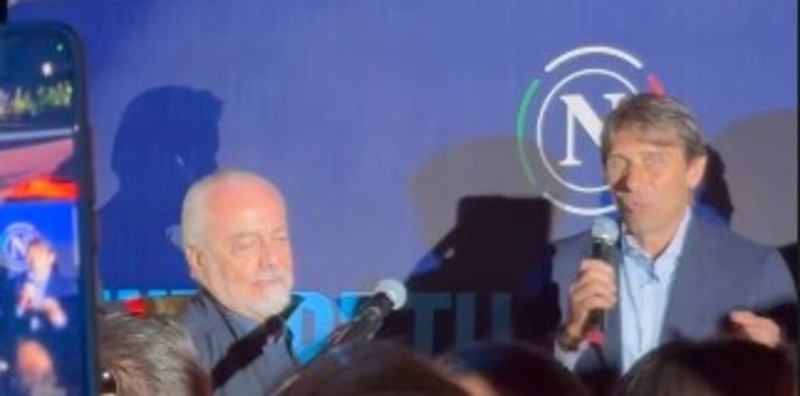 Conte, il discorso ai tifosi durante la festa scudetto. E dal pubblico gli urlano una frase inequivocabile 1 Conte, il discorso ai tifosi durante la festa scudetto. E dal pubblico gli urlano una frase inequivocabile