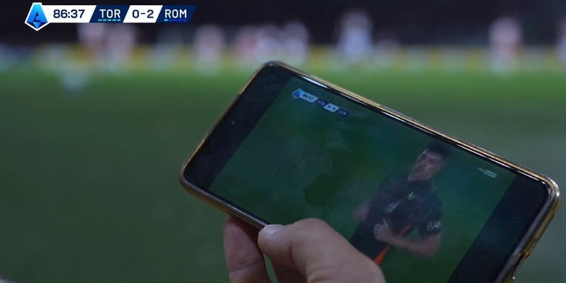Roma, in panchina spunta un telefonino: ecco cosa stavano vedendo tutti 1 Roma, in panchina spunta un telefonino: ecco cosa stavano vedendo tutti
