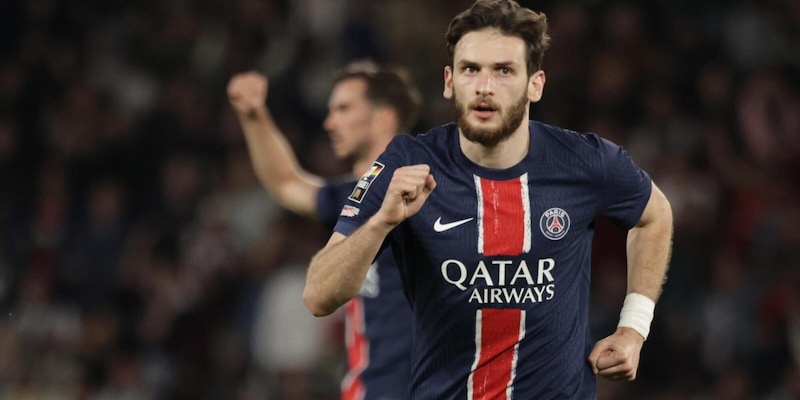 Ligue 1, il Psg vince con una doppietta di Kvara. Retrocede il Saint-Etienne 2 Ligue 1, il Psg vince con una doppietta di Kvara. Retrocede il Saint-Etienne