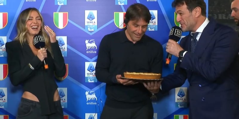 Conte e il siparietto tutto da ridere con Ferrara in diretta tv: "Ti regalo una torta, tu ci hai messo..." 3 Conte e il siparietto tutto da ridere con Ferrara in diretta tv: "Ti regalo una torta, tu ci hai messo..."