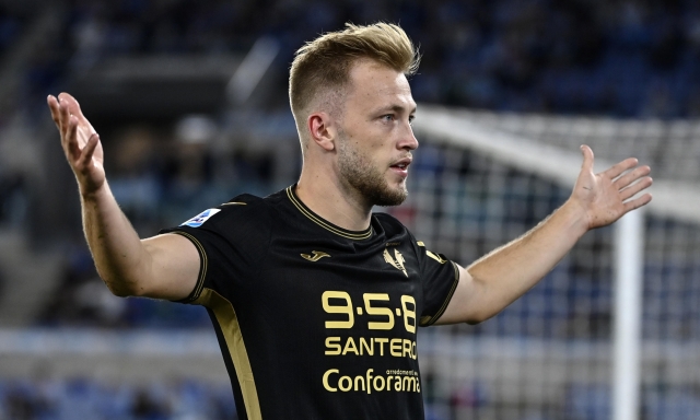Verona-Lecce, formazioni ufficiali: ci sono Tengstedt e Krstovic. N'Dri dal 1' 3 Verona-Lecce, formazioni ufficiali: ci sono Tengstedt e Krstovic. N'Dri dal 1'