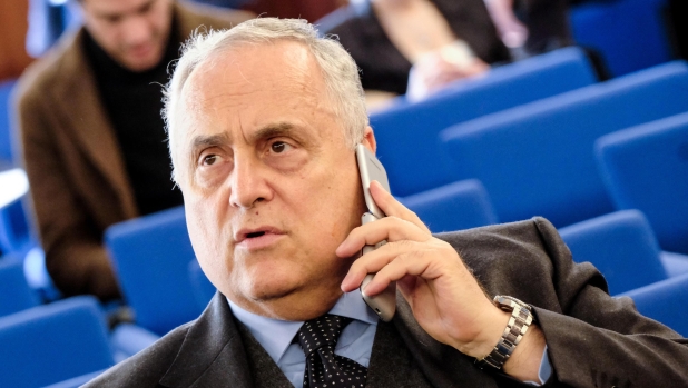 "I giocatori hanno la m. nel cervello": telefonata con un tifoso diventa virale. E Lotito denuncia 2 "I giocatori hanno la m. nel cervello": telefonata con un tifoso diventa virale. E Lotito denuncia