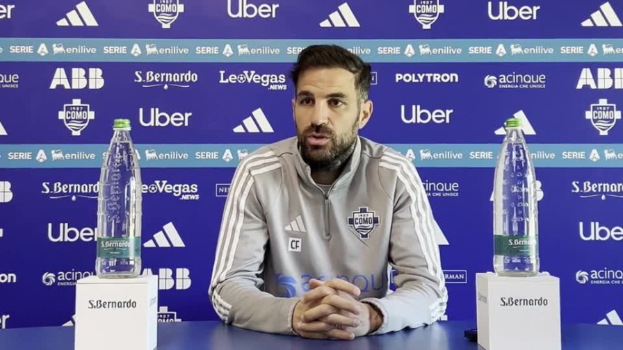 Fabregas interrompe la conferenza, una giornalista è in ritardo 1 Fabregas interrompe la conferenza, una giornalista è in ritardo