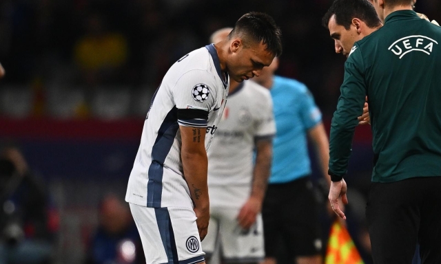 Elongazione ai flessori della coscia sinistra: Lautaro, stop di 7-10 giorni. Salta il Barça 1 Elongazione ai flessori della coscia sinistra: Lautaro, stop di 7-10 giorni. Salta il Barça