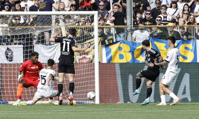 Strefezza entra, segna e lancia il Como. Man, un altro clamoroso errore che frena il Parma 1 Strefezza entra, segna e lancia il Como. Man, un altro clamoroso errore che frena il Parma