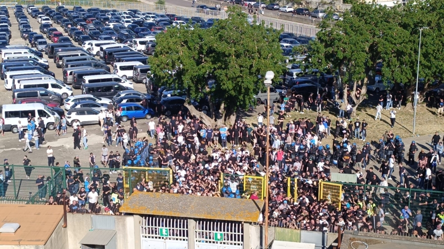 Lecce, tifosi del Napoli varcano i cancelli con la forza: scontri con la polizia 1 Lecce, tifosi del Napoli varcano i cancelli con la forza: scontri con la polizia