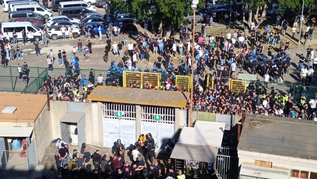 Tensione a Lecce: tifosi del Napoli cercano di sfondare il blocco della polizia 1 Tensione a Lecce: tifosi del Napoli cercano di sfondare il blocco della polizia