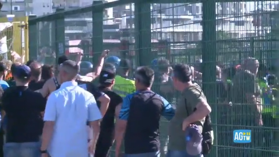 Lecce, scontri tra tifosi napoletani e forze dell'ordine fuori dal Via del Mare 1 Lecce, scontri tra tifosi napoletani e forze dell'ordine fuori dal Via del Mare