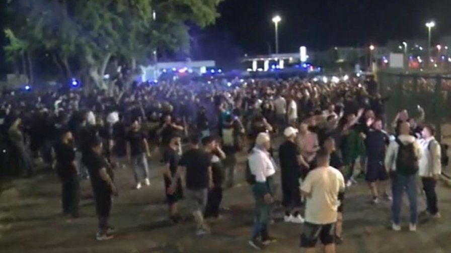 Napoli, che festa a Lecce! Tifosi in delirio fuori dallo stadio 1 Napoli, che festa a Lecce! Tifosi in delirio fuori dallo stadio