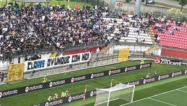Cori per il tifoso ucciso, poi solo silenzio: la reazione degli ultras atalantini a Monza 1 Cori per il tifoso ucciso, poi solo silenzio: la reazione degli ultras atalantini a Monza