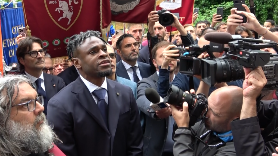Zapata a Superga legge i nomi del Grande Torino e si emoziona 1 Zapata a Superga legge i nomi del Grande Torino e si emoziona