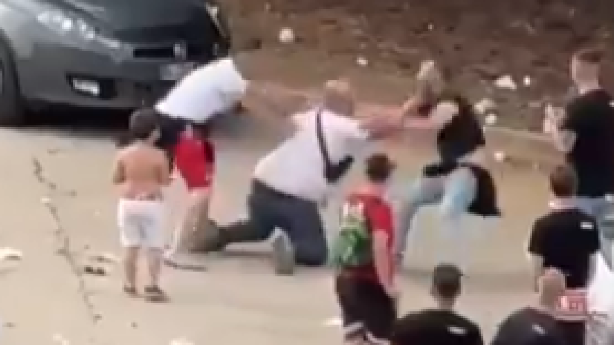 Bari, tifosi picchiano un uomo davanti a suo figlio: il video del vergognoso episodio 1 Bari, tifosi picchiano un uomo davanti a suo figlio: il video del vergognoso episodio