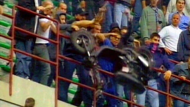 Assalti, coltellate e lanci di motorini: 50 anni di violenza tra interisti e atalantini. Ma ieri la Nord... 3 Assalti, coltellate e lanci di motorini: 50 anni di violenza tra interisti e atalantini. Ma ieri la Nord...
