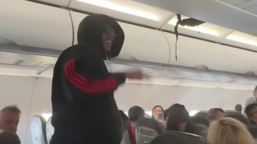 Barcellona, Kounde da non credere! Raggiunge la squadra viaggiando coi tifosi su un volo low-cost! 2 Barcellona, Kounde da non credere! Raggiunge la squadra viaggiando coi tifosi su un volo low-cost!