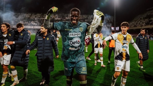 Thiam: "Paravo a mani nude, non avevo soldi per i guanti. Ora voglio la Juve Stabia in A" 1 Thiam: "Paravo a mani nude, non avevo soldi per i guanti. Ora voglio la Juve Stabia in A"
