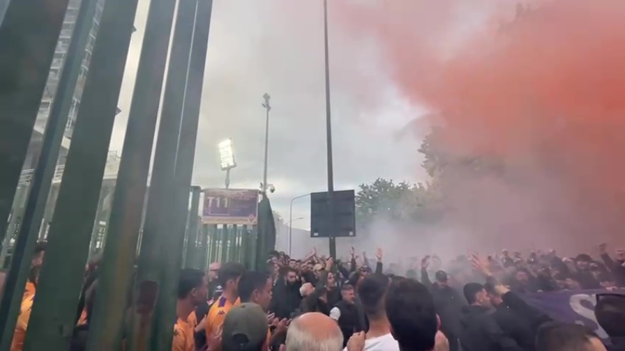 Fiorentina, cori e striscioni fuori dal Franchi: la carica dei tifosi in vista del Betis 3 Fiorentina, cori e striscioni fuori dal Franchi: la carica dei tifosi in vista del Betis