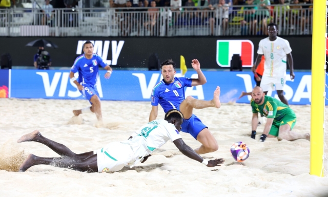 L'Italia del beach soccer beffata ai quarti del Mondiale: eliminata ai supplementari dal Senegal 2 L'Italia del beach soccer beffata ai quarti del Mondiale: eliminata ai supplementari dal Senegal