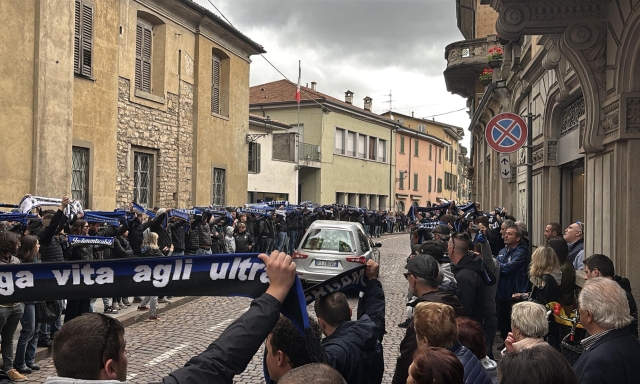 Sciarpe nerazzurre e cori: Bergamo si ferma per i funerali di Riccardo Claris 3 Sciarpe nerazzurre e cori: Bergamo si ferma per i funerali di Riccardo Claris